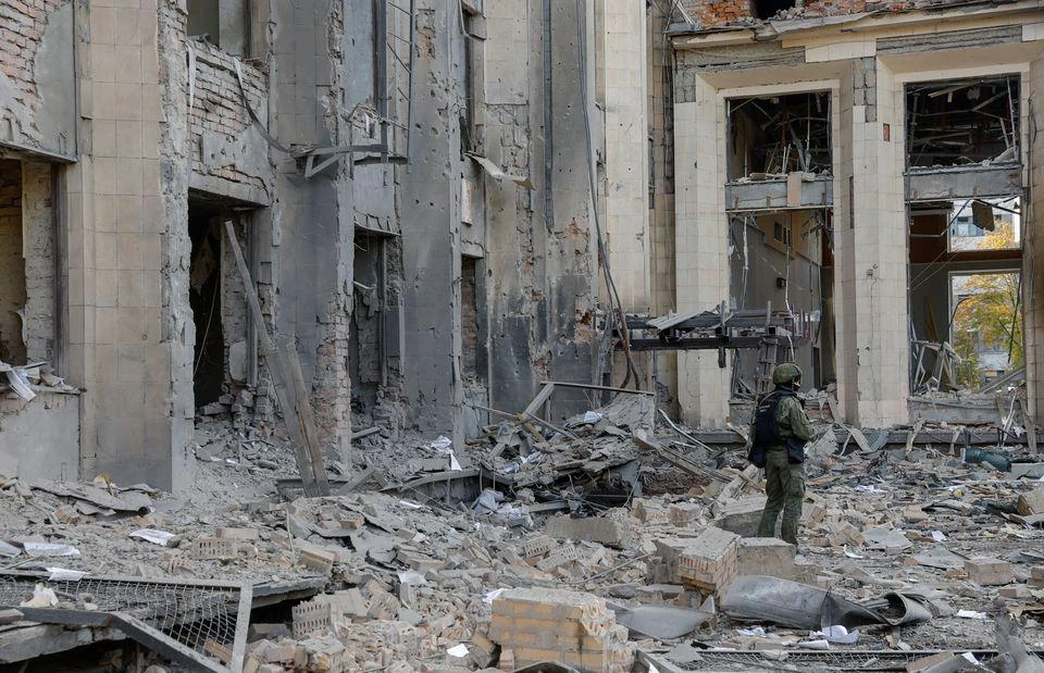 Một trụ sở hành chính ở tỉnh Donetsk bị hư hại do giao tranh hôm 16-10. Ảnh: REUTERS