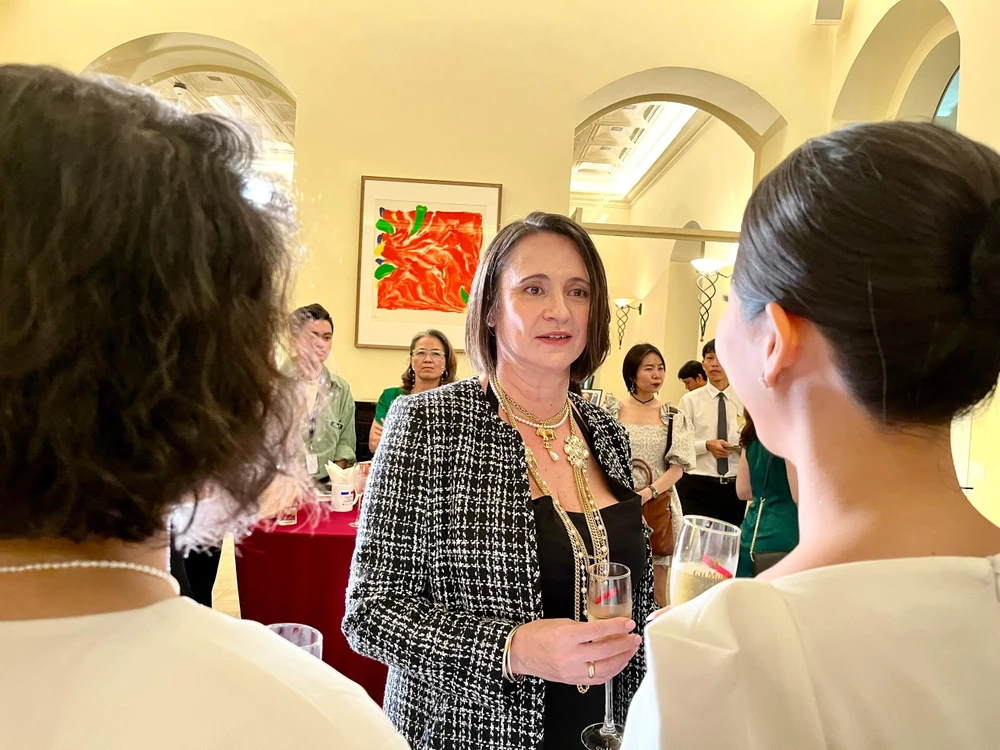 Bà Tổng Lãnh sự Pháp Emmanuelle Pavillon-Grosser tại buổi triển lãm