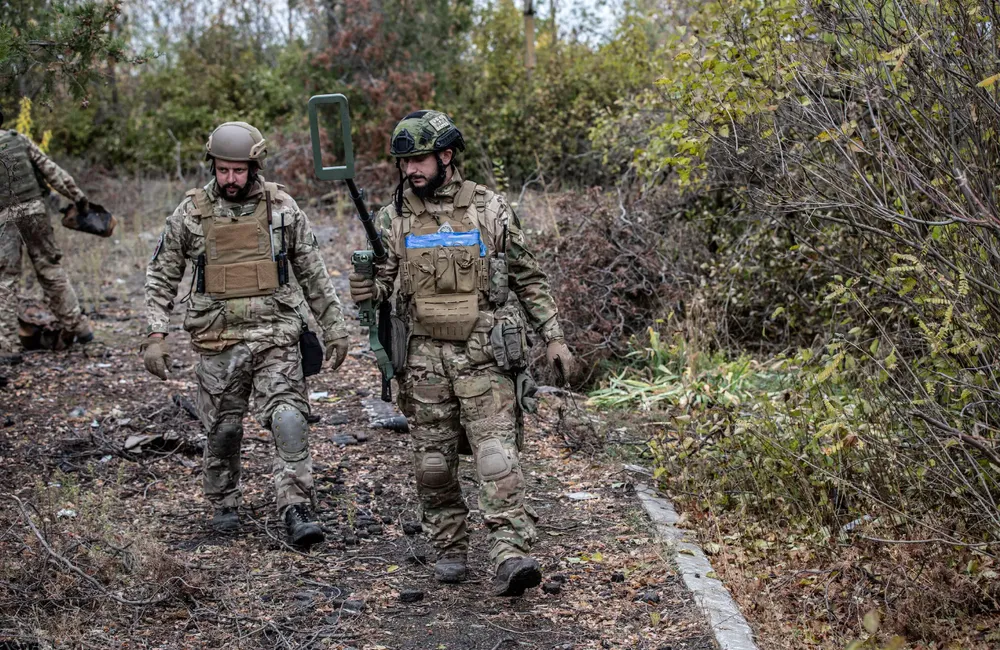 Lính Ukraine rà phá bom mìn ở Kherson ngày 24-10. Ảnh: THE NEW YORK TIMES Lính Ukraine rà phá bom mìn ở Kherson ngày 24-10. Ảnh: THE NEW YORK TIMES