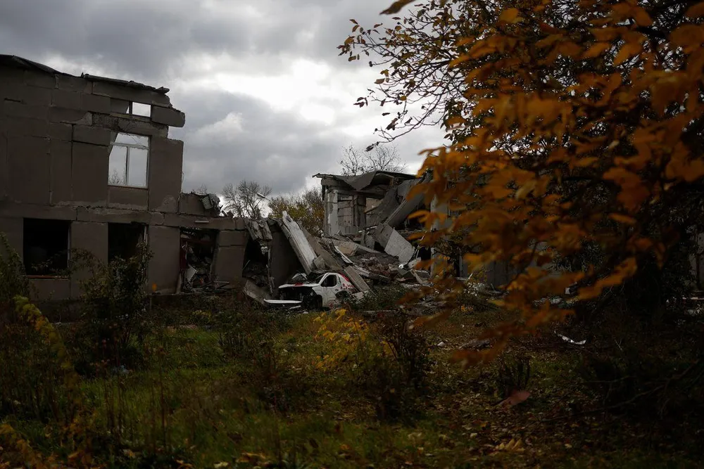 Một trường học bị phá hủy do pháo kích ở tỉnh Mykolaiv (Ukraine) ngày 26-10. Ảnh: REUTERS Một trường học bị phá hủy do pháo kích ở tỉnh Mykolaiv (Ukraine) ngày 26-10. Ảnh: REUTERS