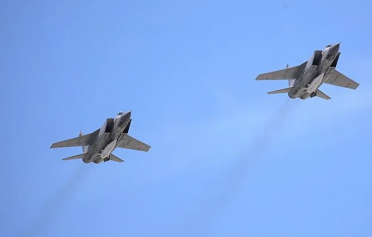 Tiêm kích MiG-31 mang tên lửa siêu thanh Kinzhal. Ảnh: TASS