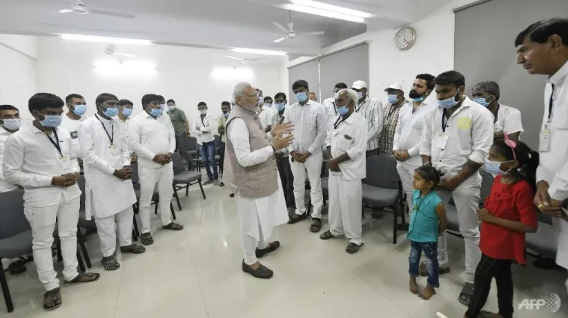 Thủ tướng Ấn Độ Narendra Modi đến bệnh viện vào ngày 1-11 để thăm những người bị thương trong vụ sập cầu. Ảnh: AFP