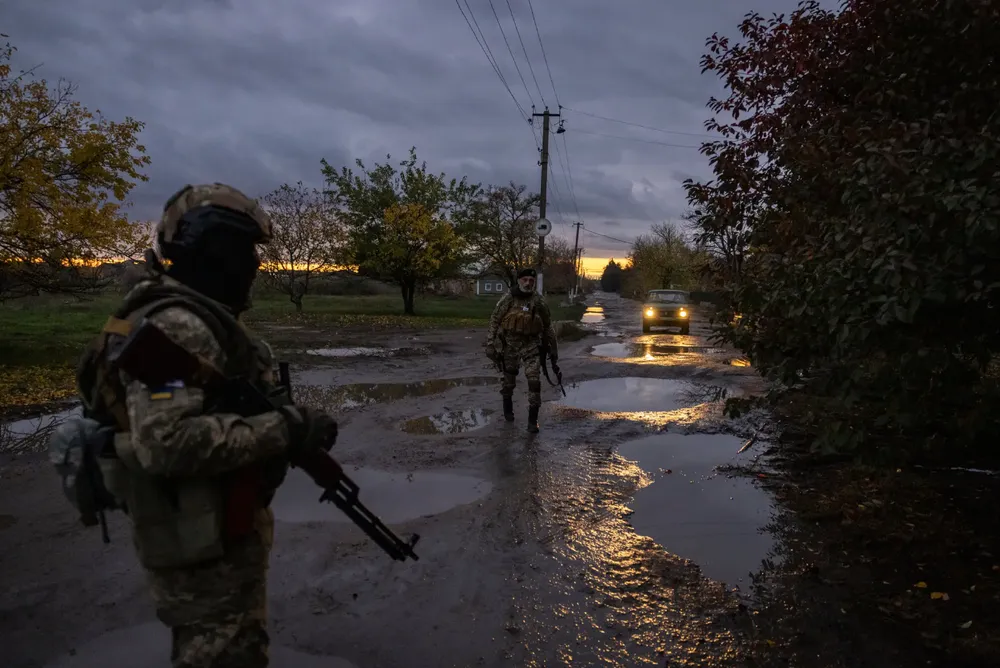 Lính Ukraine ở tỉnh Kherson hồi tháng 10. Ảnh: THE NEW YORK TIMES