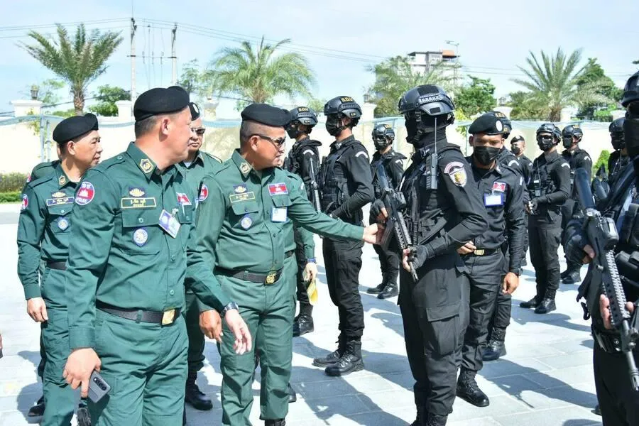 Chỉ huy Campuchia chỉnh đốn lực lượng an ninh. Ảnh: KHMER TIMES Chỉ huy Campuchia chỉnh đốn lực lượng an ninh. Ảnh: KHMER TIMES