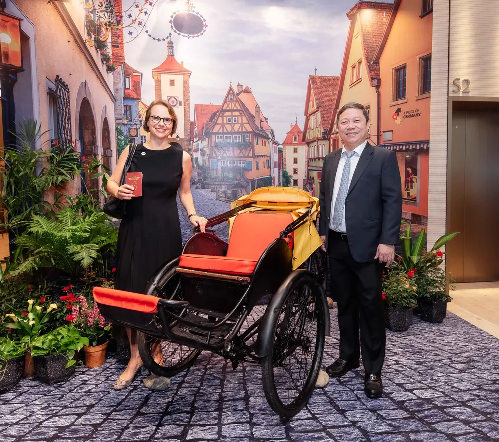 Bà Josefine Wallat cùng Phó Chủ tịch UBND TP.HCM Dương Anh Đức tại sự kiện "Hành trình quanh nước Đức". Ảnh: Tổng lãnh sự quán Đức tại TP.HCM