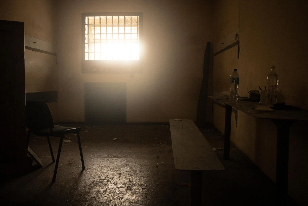 Bên trong một căn phòng giam giữ ở TP Kherson được cho là Nga tra tấn người dân. Ảnh: GETTY IMAGES