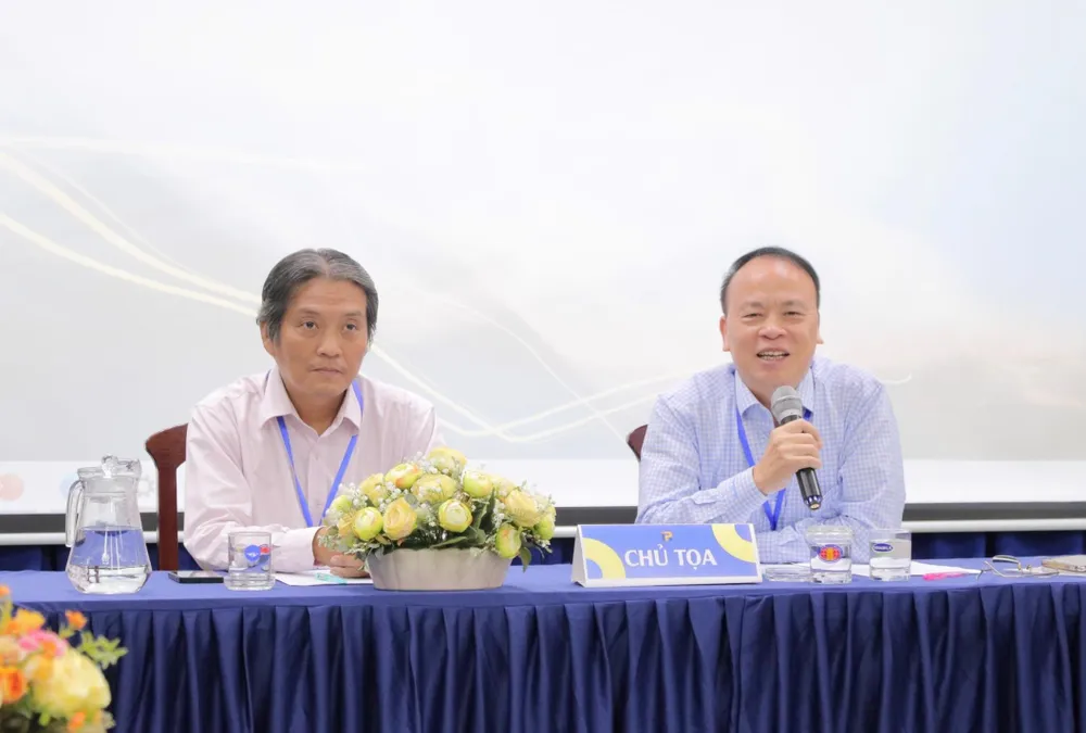 PGS.TS Trần Nam Tiến và PGS.TS Cù Chí Lợi làm chủ tọa một phiên thảo luận của hội thảo “Cạnh tranh Mỹ - Trung Quốc trong lĩnh vực công nghệ cao” . Ảnh: MỸ LINH