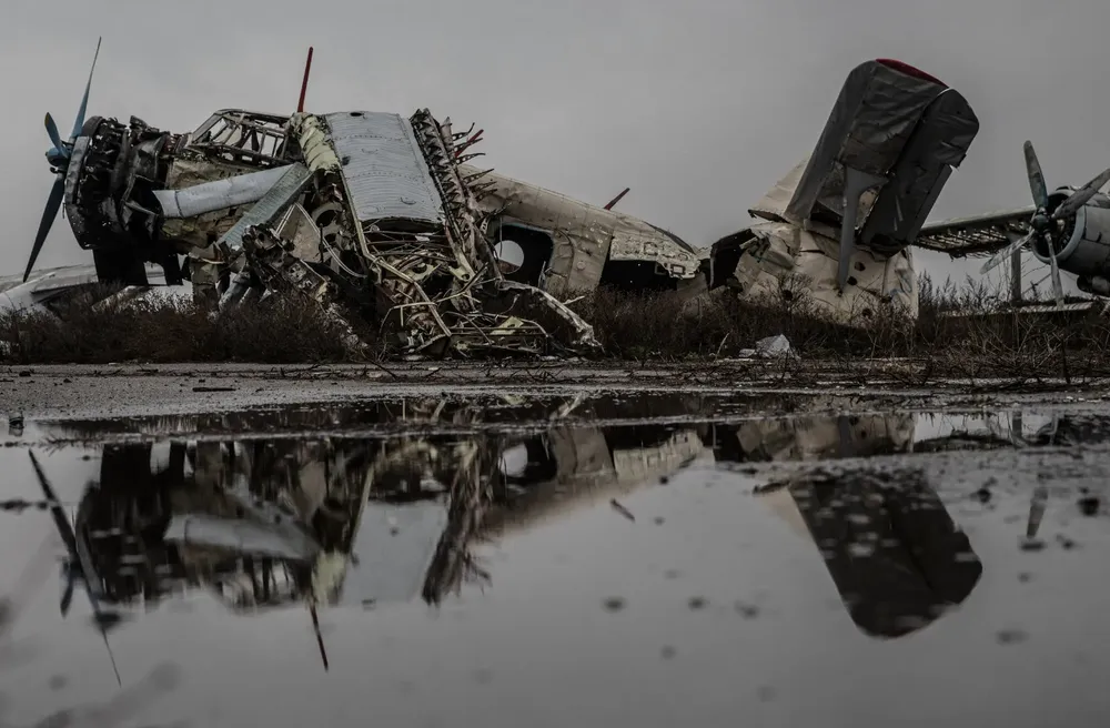 Mảnh vỡ của một máy bay bị phá hủy do pháo kích ở sân bay quốc tế Kherson, tỉnh Kherson ngày 20-11. Ảnh: THE NEW YORK TIMES