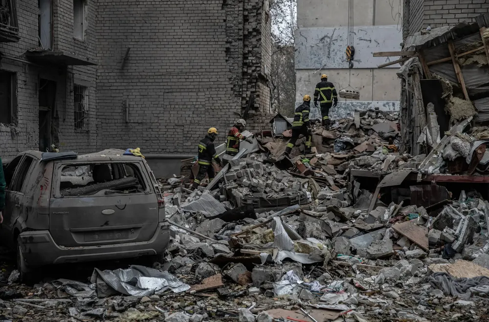 Cơ sở hạ tầng ở TP Mykolaiv, tỉnh Mykolaiv hư hại do pháo kích hôm 11-11. Ảnh: THE NEW YORK TIMES