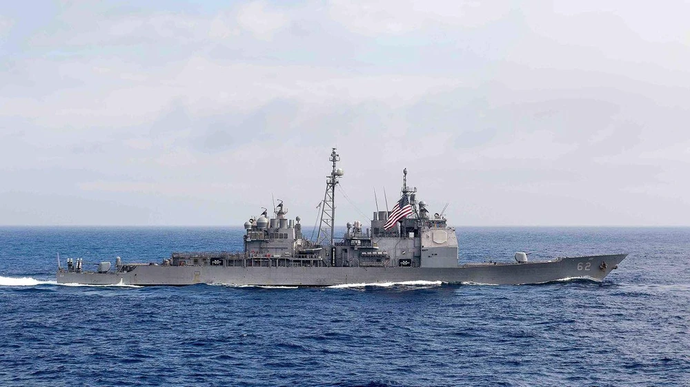 Tàu tuần dương tên lửa dẫn đường USS Chancellorsville đi qua biển Philippines hồi 2016. Ảnh: HẢI QUÂN MỸ/AP