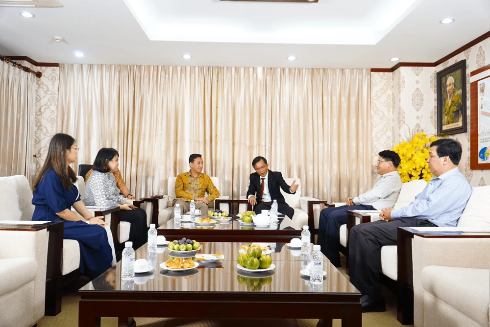 Cuộc gặp giữa đại diện Tổng Lãnh sự Indonesia và Báo Pháp Luật TP.HCM diễn ra trong không khí thân mật. Ảnh: KIM CƯƠNG