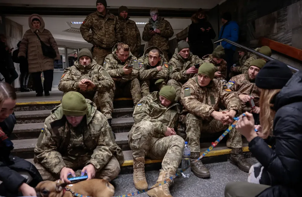 Lính Ukraine trú ẩn trong một ga tàu điện ngầm ở Kiev khi Nga pháo kích vào ngày 5-12. Ảnh: THE NEW YORK TIMES Lính Ukraine trú ẩn trong một ga tàu điện ngầm ở Kiev khi Nga pháo kích vào ngày 5-12. Ảnh: THE NEW YORK TIMES