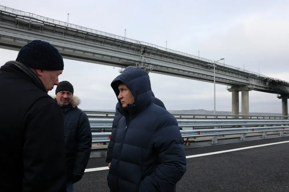 Tổng thống Vladimir Putin thị sát việc sửa chữa cầu Crimea. Ảnh: THE NEW YORK TIMES Tổng thống Vladimir Putin thị sát việc sửa chữa cầu Crimea. Ảnh: THE NEW YORK TIMES