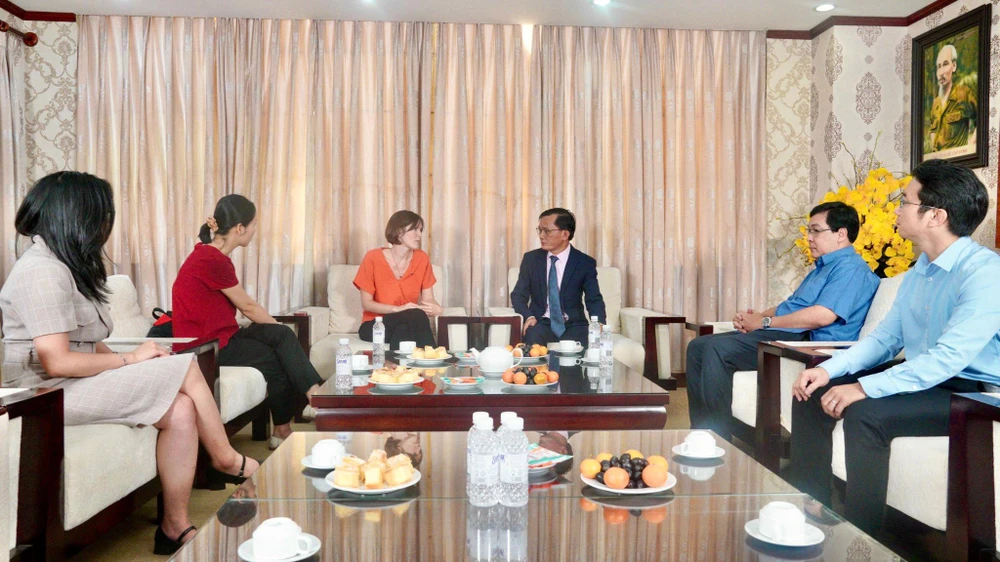 Bà Emily Hamblin cùng các nhân viên lãnh sự Anh đến thăm báo Pháp Luật TP.HCM.