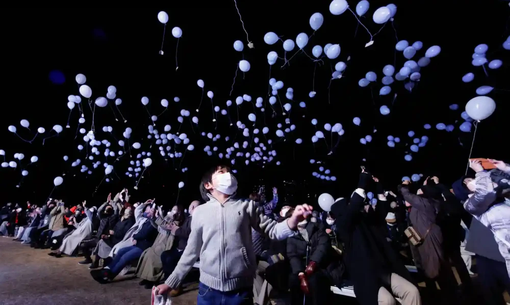 Người dân thả bóng bay đón năm mới 2023 tại thủ đô Tokyo. Ảnh: REUTERS/Issei Kato