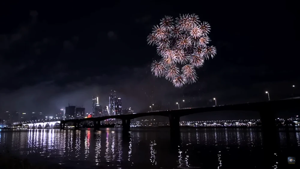 Màn pháo hoa ấn tượng bên bờ sông Hàn. Ảnh chụp màn hình YouTube/Watchers Club.