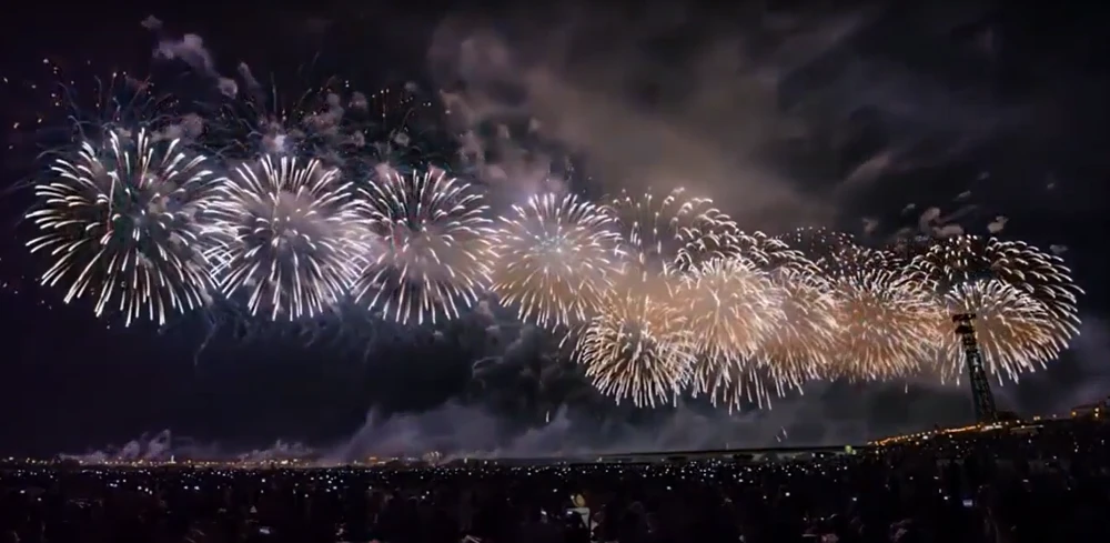 Màn bắn pháo hoa ấn tượng tại thủ đô Tokyo. Ảnh chụp màn hình YouTube/Hit Talks.
