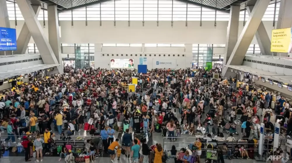 Hành khách chờ thông tin về chuyến bay tại phòng chờ số 3 ở sân bay quốc tế Ninoy Aquino (NAIA). Ảnh: AFP