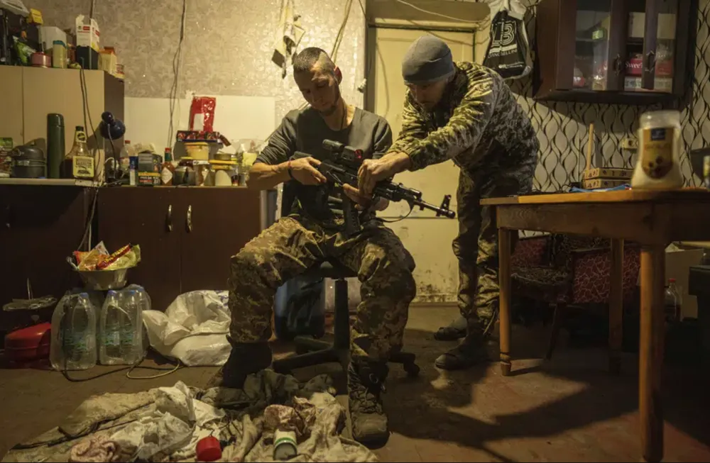 Lính Ukraine lắp súng AK-74 ở một địa điểm tại TP Lyman, tỉnh Donetsk ngày 8-1. Ảnh: AP