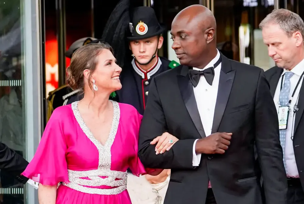 Công chúa Martha Louise bên cạnh vị hôn phu pháp sư Durek Verrett. Ảnh: AFP/GETTY IMAGES