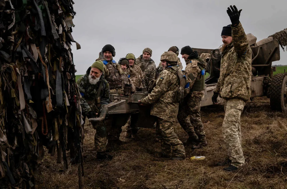 Lính Ukraine ở Kherson đang kéo một khẩu pháo. Ảnh: THE NEW YORK TIMES