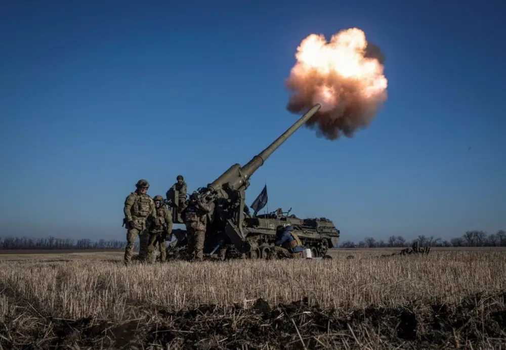 Lính Ukraine khai hỏa pháo 2S7 Pion gần TP Bakhmut, tỉnh Donetsk ngày 24-1. Ảnh: REUTERS