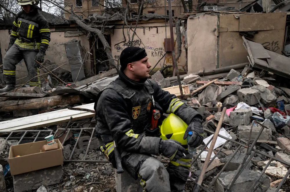 Lính cứu hộ làm việc tại khu vực bị pháo kích ở Kramatorsk hôm 2-2. Ảnh: THE NEW YORK TIMES Lính cứu hộ làm việc tại khu vực bị pháo kích ở Kramatorsk hôm 2-2. Ảnh: THE NEW YORK TIMES