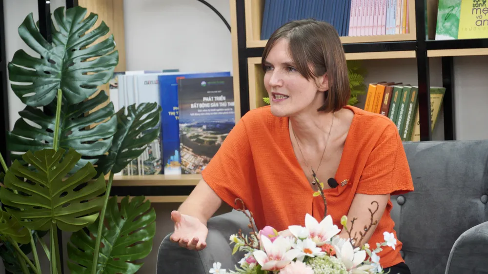 Tổng lãnh sự Anh Emily Hamblin