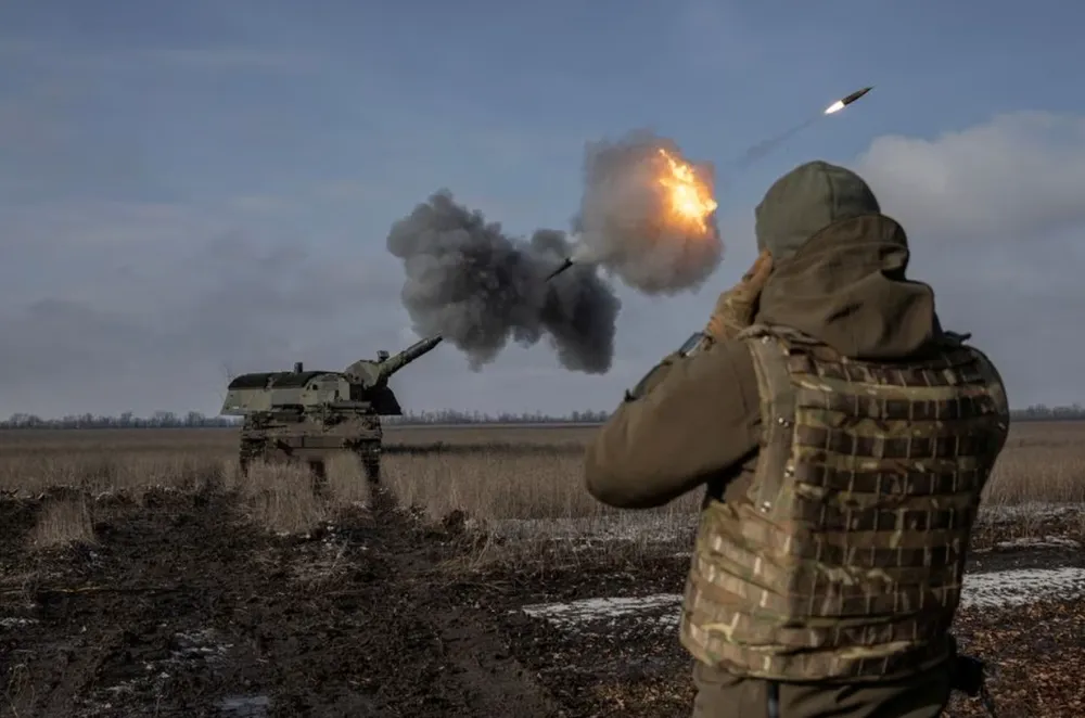 Lính Ukraine bắn pháo Panzerhaubitze gần TP Bakhmut hôm 5-2. Ảnh: REUTERS