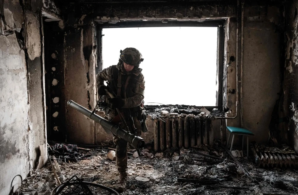 Lính Ukraine ở TP Bakhmut hôm 9-2. Ảnh: AFP Lính Ukraine ở TP Bakhmut hôm 9-2. Ảnh: AFP