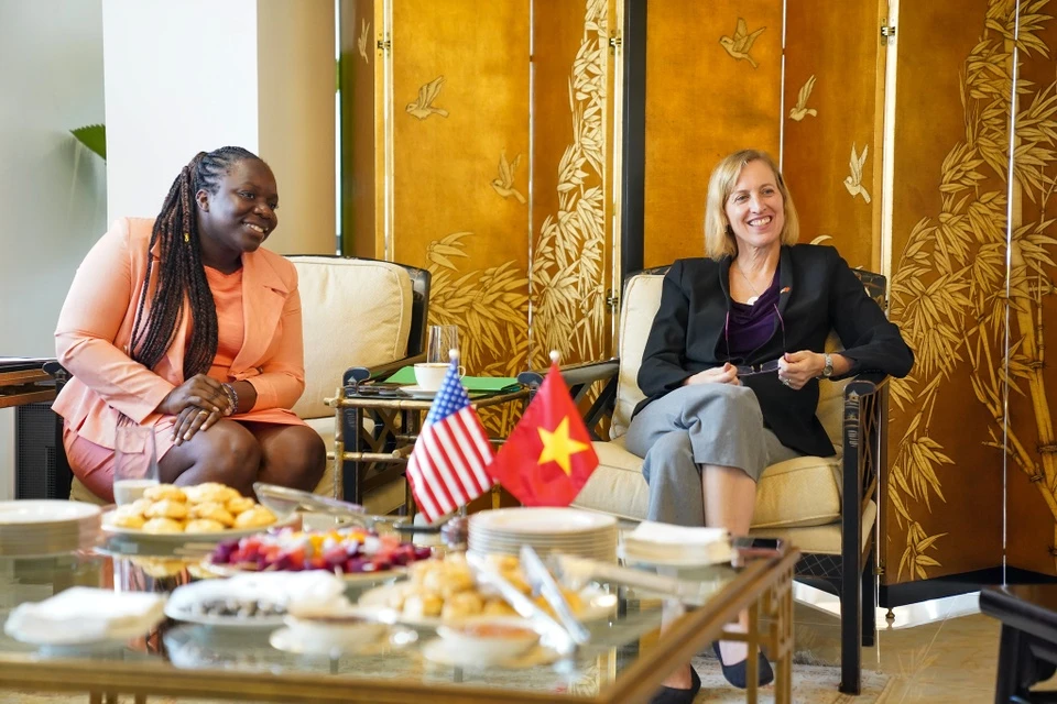 Tổng lãnh sự Mỹ tại TP.HCM Susan Burns (phải) trong cuộc họp báo ngày 15-2. Ảnh: TỔNG LÃNH SỰ QUÁN MỸ