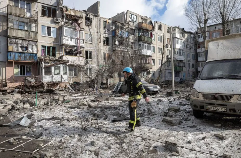 Một khu dân cư bị hư hại do pháo kích ở tỉnh Donetsk vào ngày 15-2. Ảnh: REUTERS Một khu dân cư bị hư hại do pháo kích ở tỉnh Donetsk vào ngày 15-2. Ảnh: REUTERS