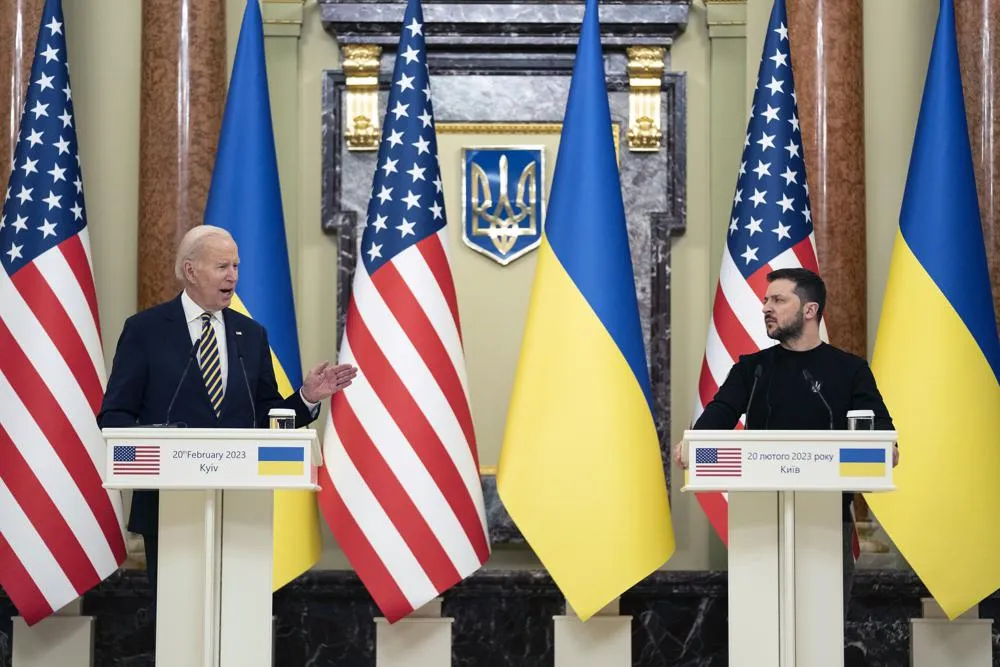 Tổng thống Mỹ Joe Biden (trái) trong cuộc họp báo với người đồng cấp Ukraine Volodymyr Zelensky tại Kiev ngày 20-2. Ảnh: AP Tổng thống Mỹ Joe Biden (trái) trong cuộc họp báo với người đồng cấp Ukraine Volodymyr Zelensky tại Kiev ngày 20-2. Ảnh: AP