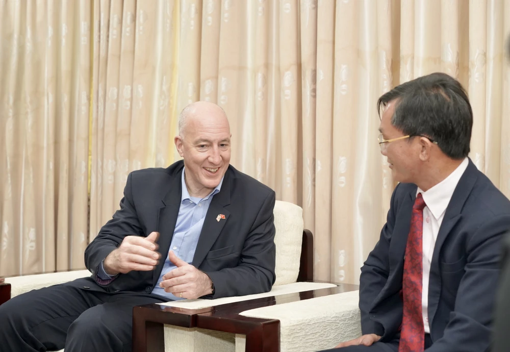 Mark Kent và Nguyễn Đức Hiển