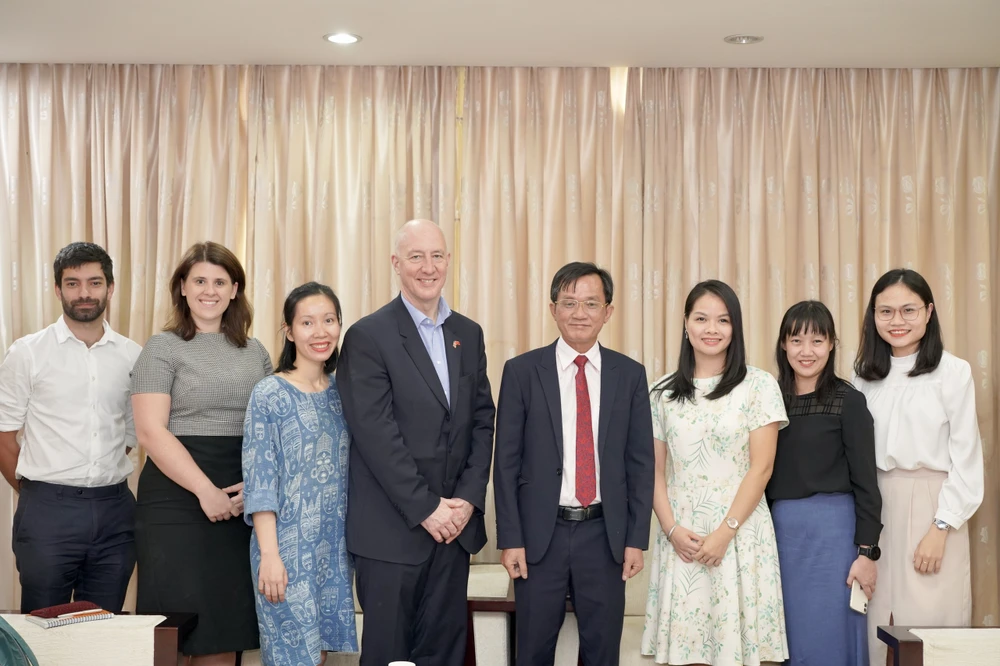 Ông Mark Kent, đại diện Đại sứ quán, Lãnh sự quán Anh chụp ảnh lưu niệm cùng lãnh đạo và nhân viên báo Pháp Luật TP.HCM. Ảnh: MINH HOÀNG