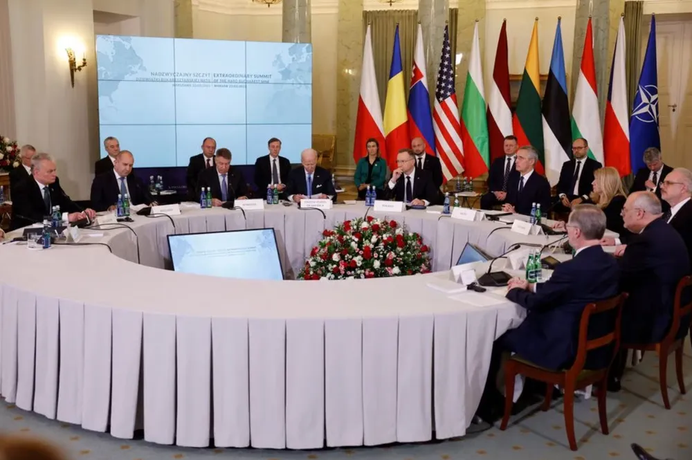 Tổng thống Mỹ Joe Biden, Tổng thư ký NATO Jens Stoltenberg dự Hội nghị cấp cao các nước Bucharest Nine tại Warsaw ngày 22-2. Ảnh: REUTERS