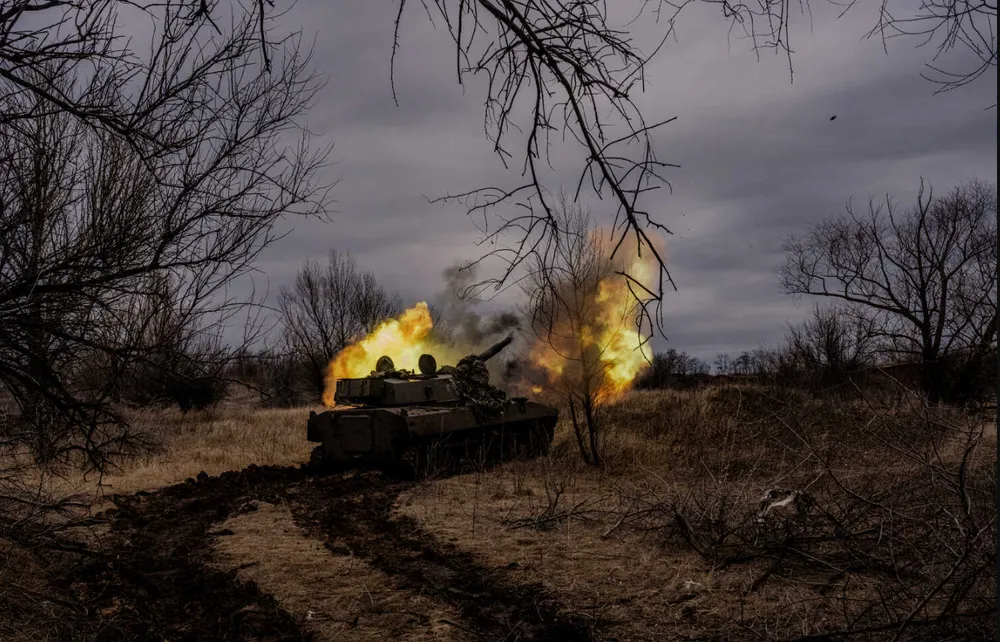 Pháo Ukraine khai hỏa ở gần TP Bakhmut. Ảnh: THE NEW YORK TIMES