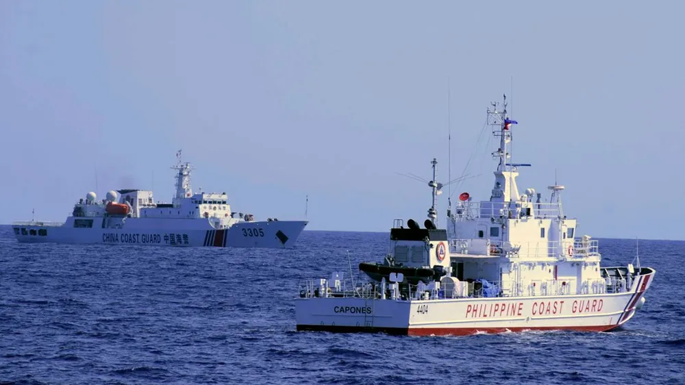 Tàu Hải cảnh Trung Quốc ở gần tàu Hải cảnh Philippines khi tàu Philippines tuần tra gần bãi cạn Scarborough vào ngày 2-3-2022. Ảnh: LỰC LƯỢNG TUẦN DUYÊN PHILIPPINES Tàu Hải cảnh Trung Quốc ở gần tàu Hải cảnh Philippines khi tàu Philippines tuần tra gần bãi cạn Scarborough vào ngày 2-3-2022. Ảnh: LỰC LƯỢNG TUẦN DUYÊN PHILIPPINES