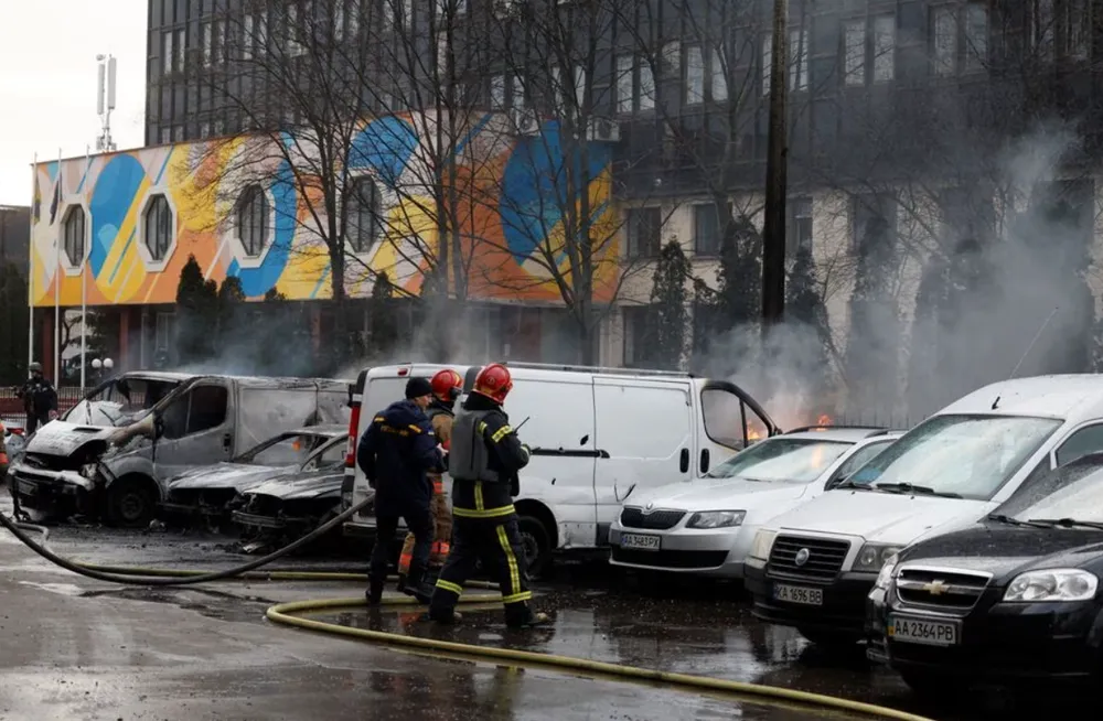 Lực lượng cứu hỏa làm việc tại thủ đô Kiev sau vụ tấn công tên lửa hôm 9-3. Ảnh: REUTERS