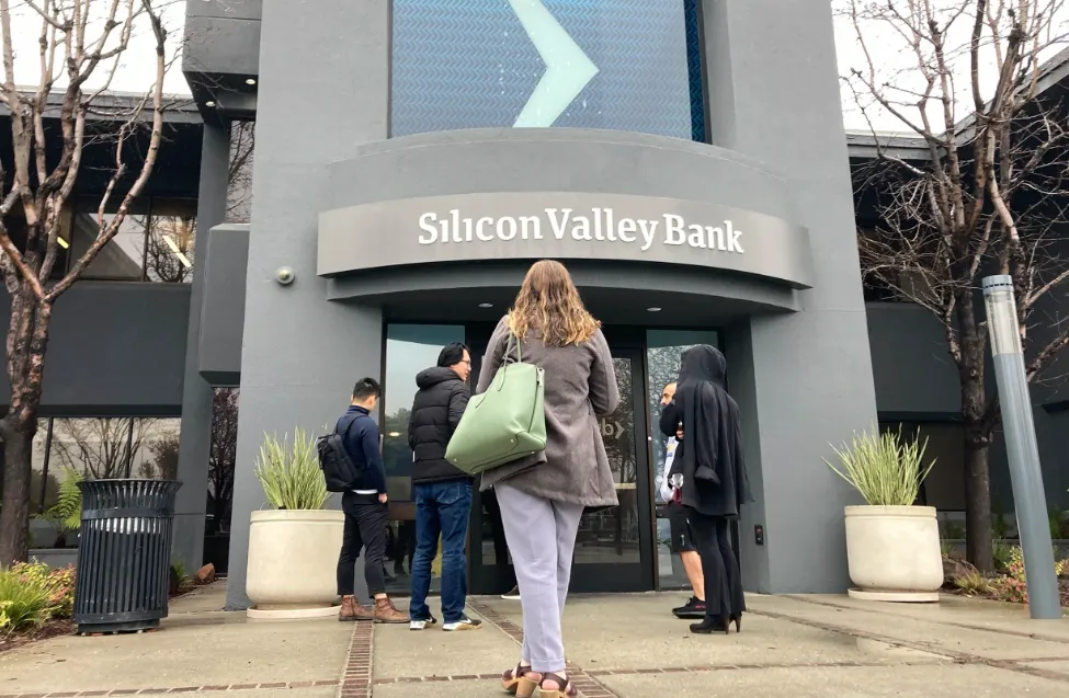 Người dân tập trung bên ngoài chi nhánh ngân hàng Silicon Valley ở TP Santa Clara, bang California (Mỹ) hôm 10-3. Ảnh: AP