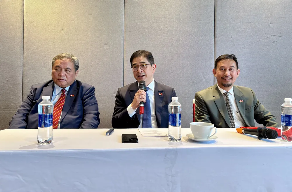 Chủ tịch dự khuyết ASEAN–BAC Bernardino Vega, Chủ tịch Phòng Thương mại và Công nghiệp Indonesia kiêm Chủ tịch Hội đồng tư vấn kinh doanh ASEAN (ASEAN-BAC) Arsjad Rasjid, Tổng Lãnh sự Indonesia tại TP.HCM Agustaviano Sofian (từ trái sang) ngày 14-3. Chủ tịch dự khuyết ASEAN–BAC Bernardino Vega, Chủ tịch Phòng Thương mại và Công nghiệp Indonesia kiêm Chủ tịch Hội đồng tư vấn kinh doanh ASEAN (ASEAN-BAC) Arsjad Rasjid, Tổng Lãnh sự Indonesia tại TP.HCM Agustaviano Sofian (từ trái sang) ngày 14-3.