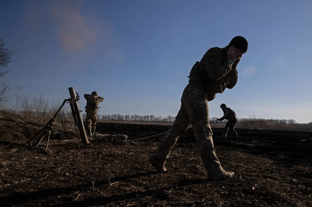 Lính Ukraine khai hỏa từ TP Chasiv Yar bắn sang Bakhmut hôm 14-3. Ảnh: THE NEW YORK TIMES