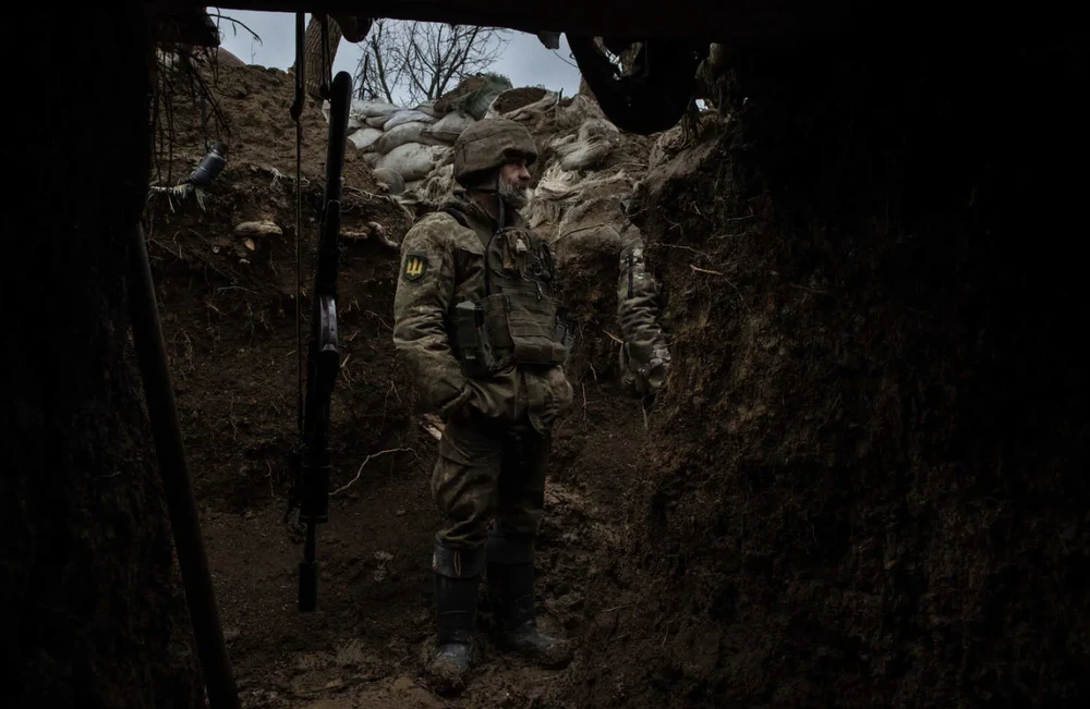 Lính Ukraine ở trong chiến hào TP Bakhmut. Ảnh: THE NEW YORK TIMES