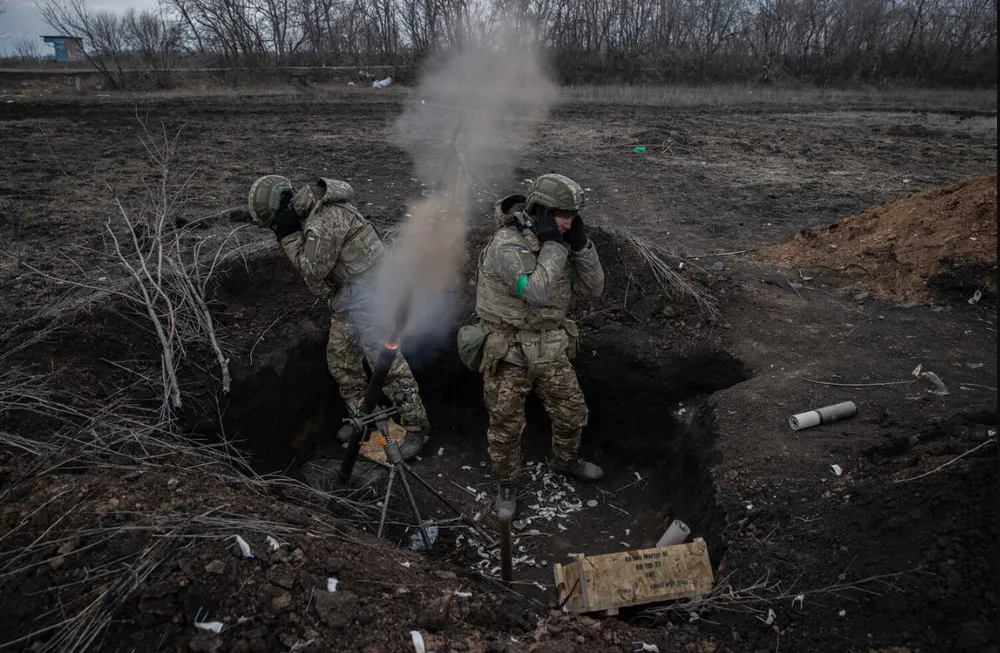 Lính Ukraine khai hỏa ở TP Chasiv Yar (tỉnh Donetsk). Ảnh: THE NEW YORK TIMES Lính Ukraine khai hỏa ở TP Chasiv Yar (tỉnh Donetsk). Ảnh: THE NEW YORK TIMES
