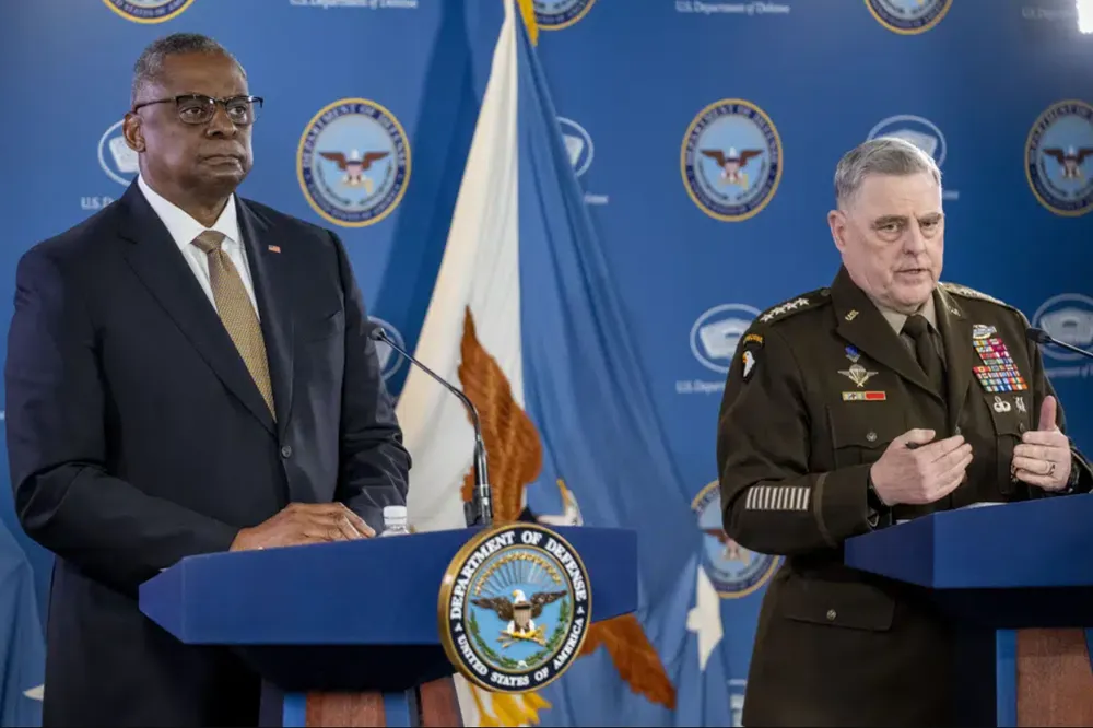 Bộ trưởng Quốc phòng Mỹ Lloyd Austin (trái) và Chủ tịch Hội đồng Tham mưu trưởng Liên quân Mỹ Mark Milley trong cuộc họp báo ngày 15-3 để thông tin về vụ UAV rơi ở biển Đen sau khi điện đàm với phía Nga. Ảnh: AP Bộ trưởng Quốc phòng Mỹ Lloyd Austin (trái) và Chủ tịch Hội đồng Tham mưu trưởng Liên quân Mỹ Mark Milley trong cuộc họp báo ngày 15-3 để thông tin về vụ UAV rơi ở biển Đen sau khi điện đàm với phía Nga. Ảnh: AP