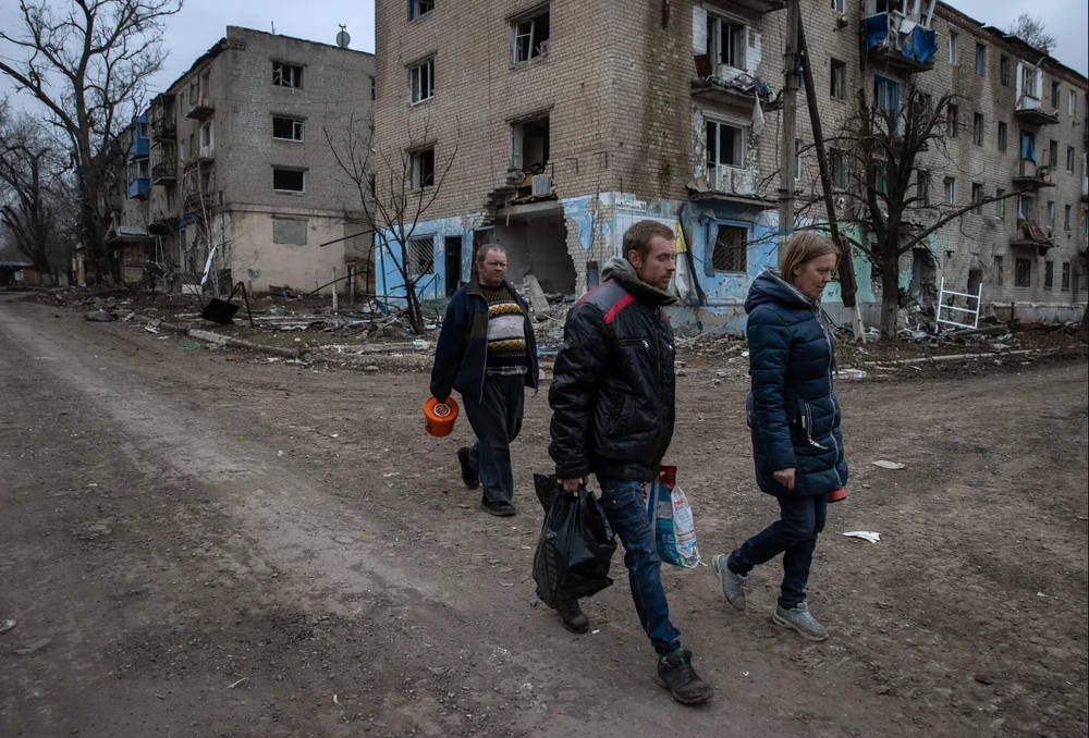Người dân Ukraine ở TP Siversk, tỉnh Donetsk vào tuần trước. Ảnh: THE NEW YORK TIMES