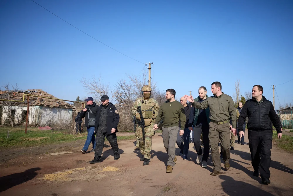 Tổng thống Ukraine - ông Volodymyr Zelensky tới Kherson ngày 23-3. Ảnh: REUTERS