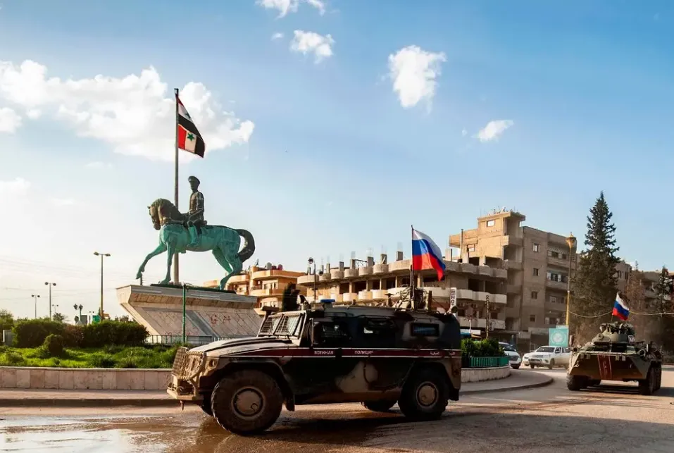 Lực lượng cảnh sát Nga ở TP Qamishli, Syria hồi năm 2020. Ảnh: Delil Souleiman/AFP