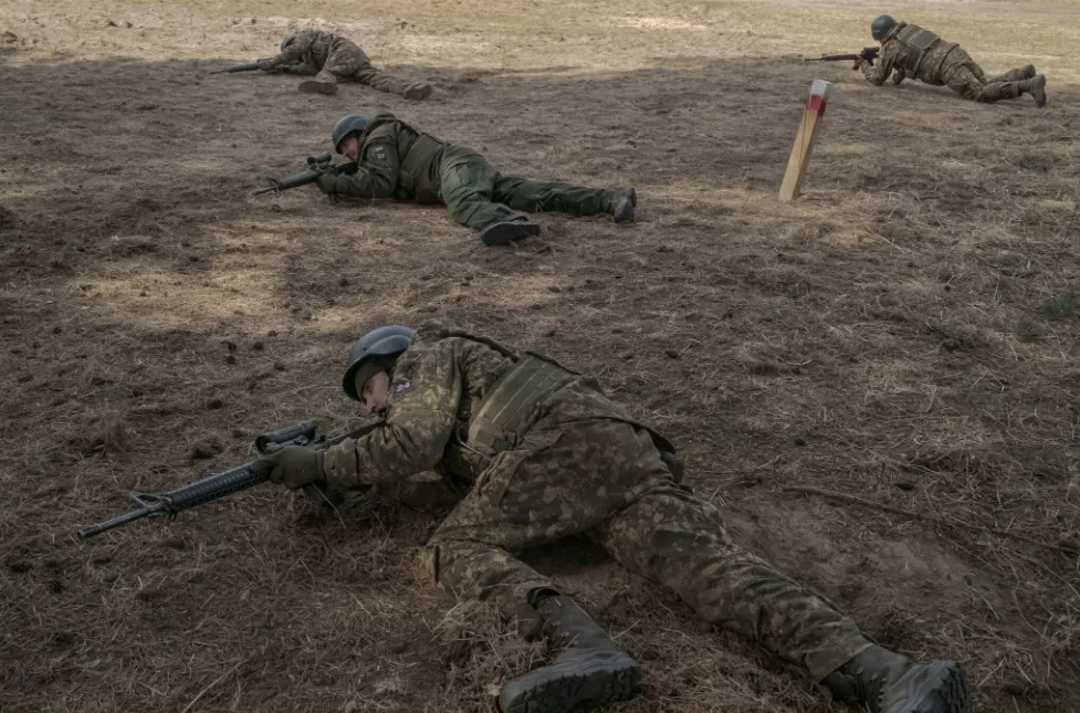 Các tân binh trong trung đoàn Azov đang huấn luyện. Ảnh: THE NEW YORK TIMES