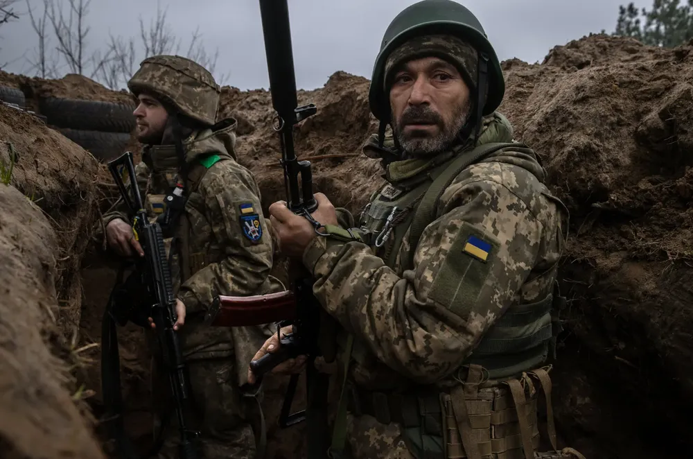 Lính Ukraine ở chiến hào tại TP Bakhmut tháng trước. Ảnh: THE NEW YORK TIMES